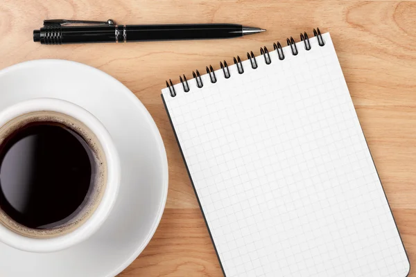 Taza de café expreso con bloc de notas en blanco y pluma —  Fotos de Stock