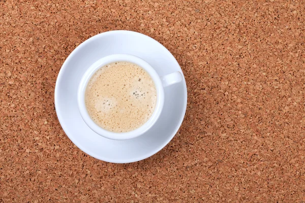 Espresso mit Milch auf Korktisch — Stockfoto