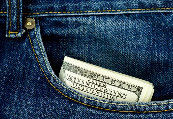 Bolsillo vaquero azul con billetes — Foto de Stock