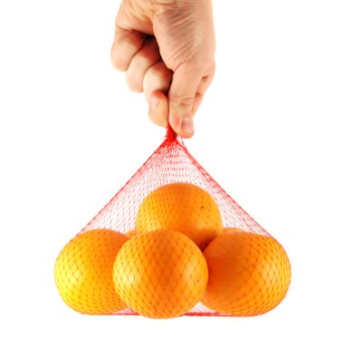 bir poşet portakal elini tutar
