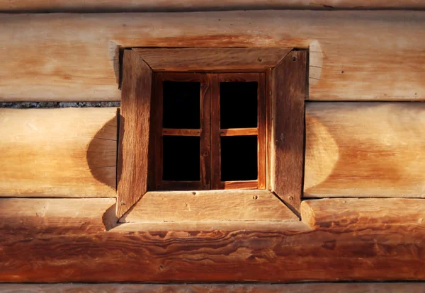 Ventana en pared de madera — Foto de Stock