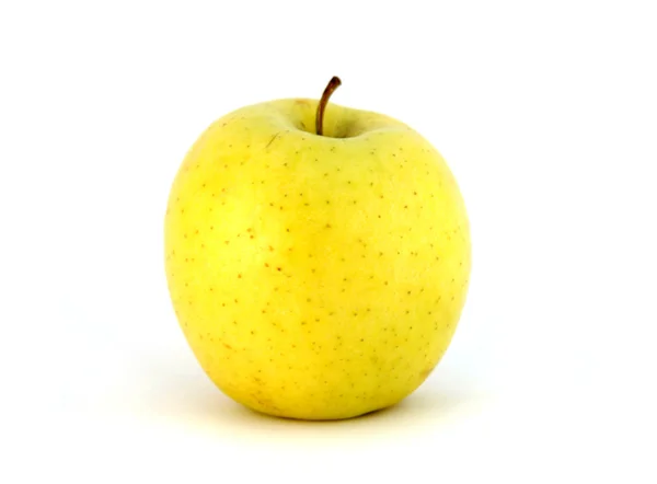Жовте яблуко ізольоване на білому фоні — стокове фото