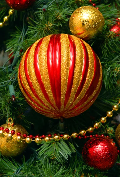 Bolas de Navidad en la rama de los árboles de piel —  Fotos de Stock