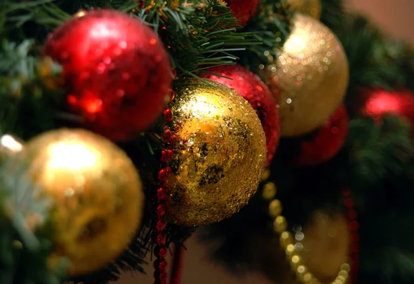 Різдвяні кульки на гілці ялинки — стокове фото
