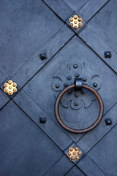 Porta de metal velho com um ornamento de ouro — Fotografia de Stock