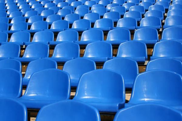 Asientos de plástico vacíos en un estadio — Foto de Stock