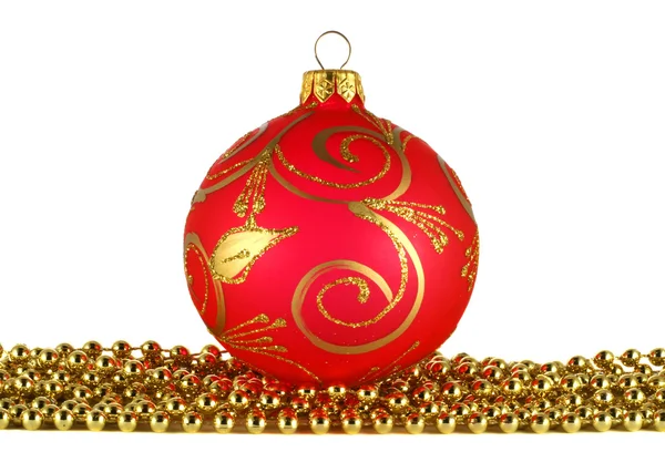 Κόκκινη Χριστουγεννιάτικη μπάλα και χρυσή γιρλάντα — Φωτογραφία Αρχείου