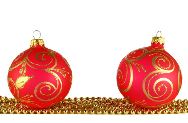 Rote Weihnachtskugeln und goldener Kranz — Stockfoto
