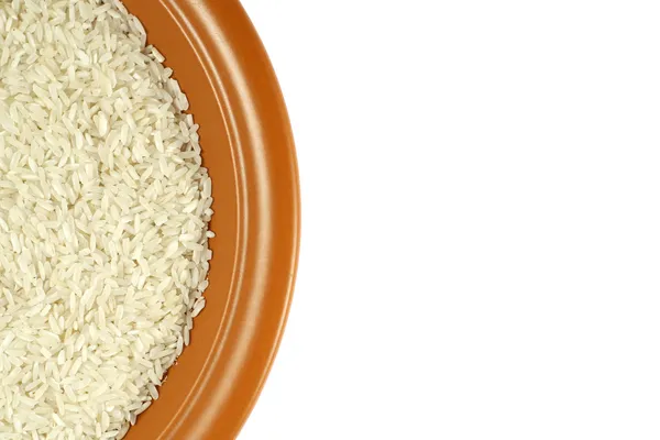 Reis auf einem braunen Keramikteller — Stockfoto