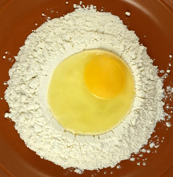 An egg in some flour — Stock Photo, Image