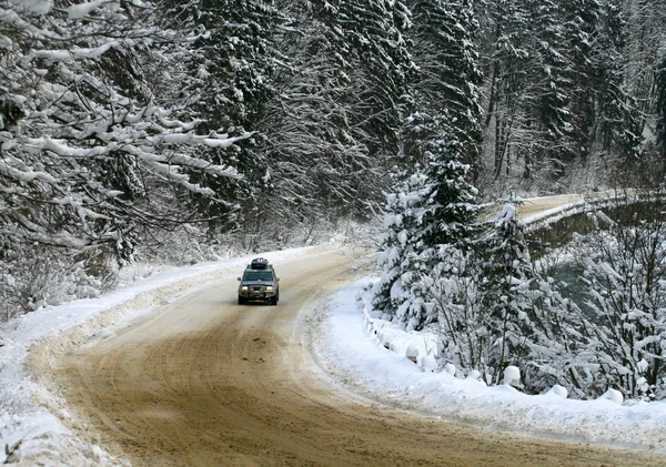 Сильный снег на дороге — стоковое фото