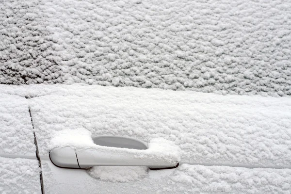 눈으로 뒤덮인 주차 된 차 — 스톡 사진