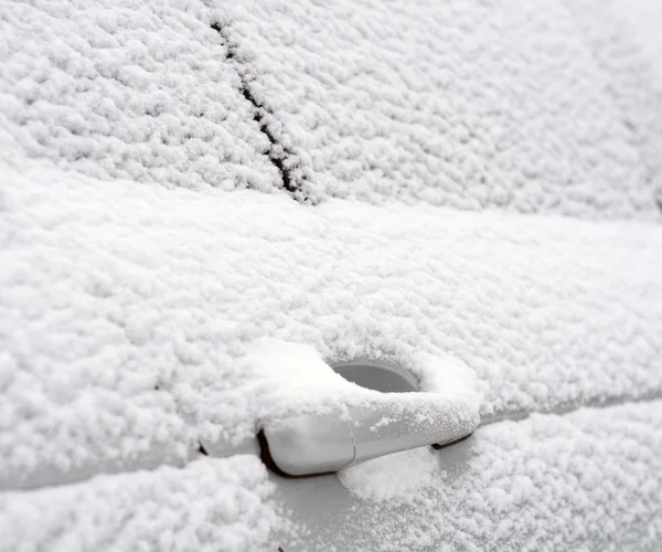 눈으로 뒤덮인 주차 된 차 — 스톡 사진