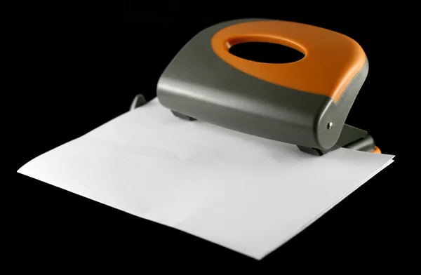 Perfurador com folha de papel — Fotografia de Stock
