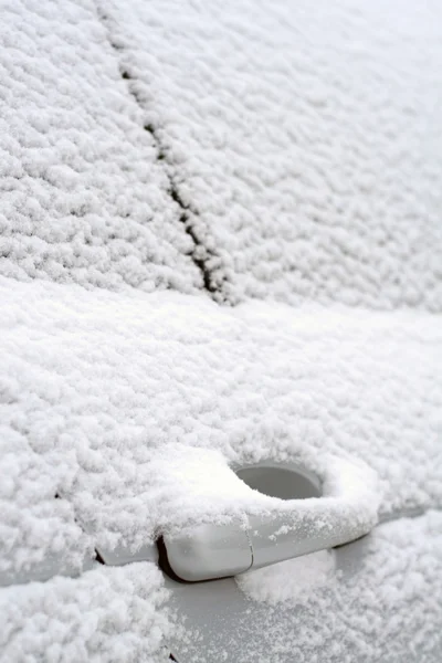 Sneeuw bedekte auto — Stockfoto