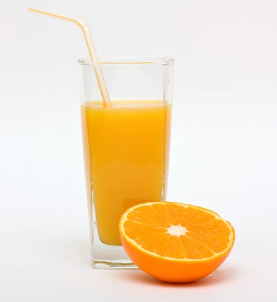 Jugo de naranja y la mitad de la fruta — Foto de Stock