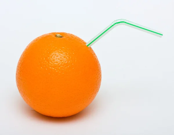 Апельсин с соломинкой — стоковое фото