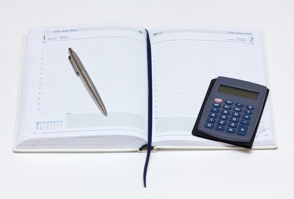 Bærbar bok, penn, kalkulator – stockfoto
