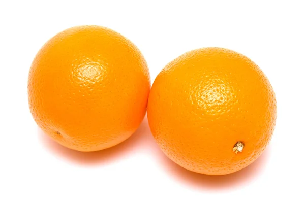 Duas laranjas maduras no fundo branco . — Fotografia de Stock