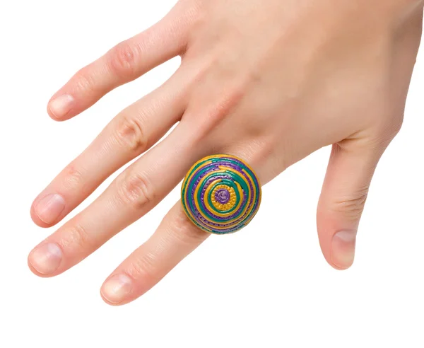 Ženská ruka s barevným kroužkem — Stock fotografie