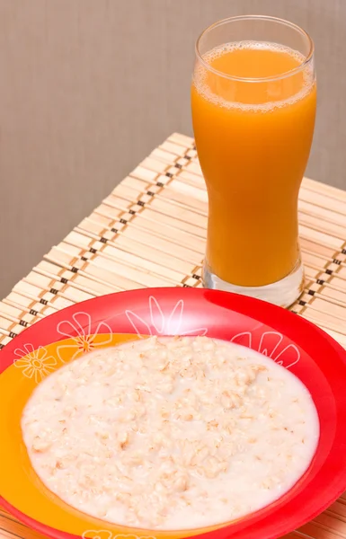 Oatmeal and orange juice — Stock Photo, Image