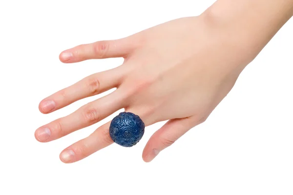 Main féminine avec anneau bleu Images De Stock Libres De Droits