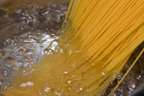 Cooking spaghetti — Stockfoto