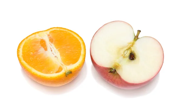 Orangen- und Apfelhälften — Stockfoto