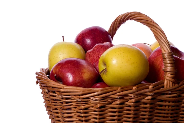 Korg med äpplen på vit bakgrund — Stockfoto