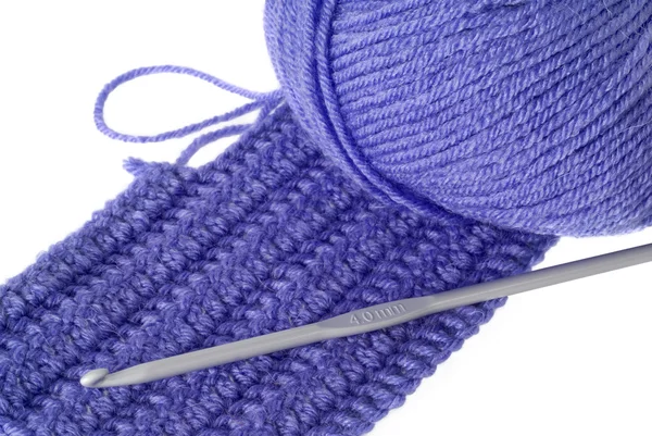 Вязание, вязание и голубая пряжа — стоковое фото