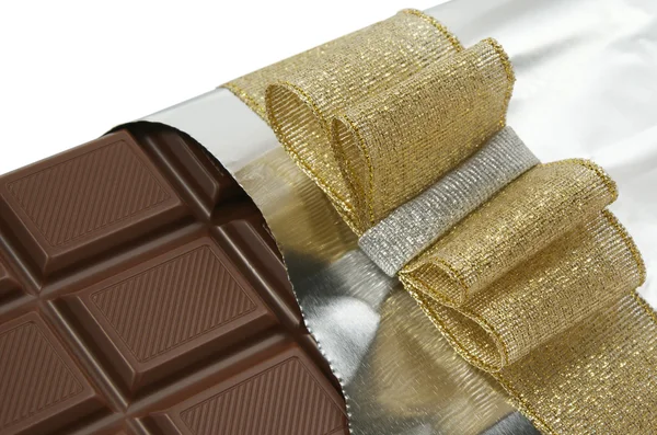 Barra de chocolate con lazo de oro —  Fotos de Stock