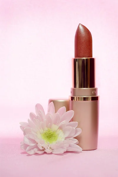 Roter Lippenstift und rosa Chrysanthemen — Stockfoto