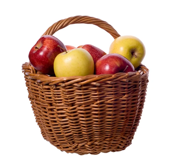 Korb mit Äpfeln auf weißem Hintergrund — Stockfoto