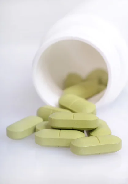 Макро из зеленых медицинских таблеток — стоковое фото