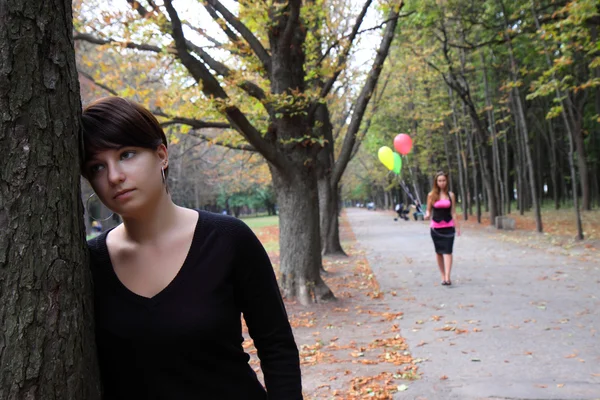 Two girls at autumn park — Stock Photo, Image
