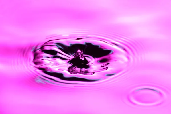 Gota de agua rosa — Foto de Stock