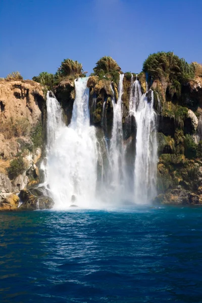 Schöner Wasserfall lizenzfreie Stockbilder