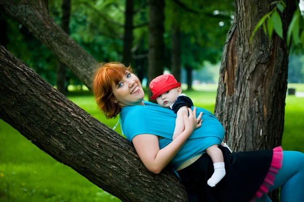 Güzel anne ile küçük oğlu — Stok fotoğraf