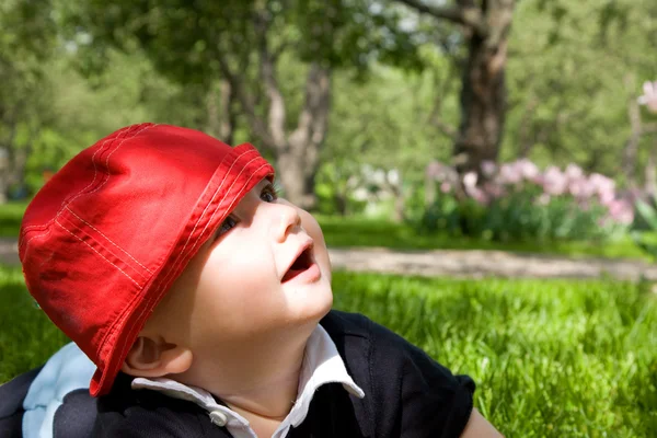 Małe dziecko w trawie — Zdjęcie stockowe