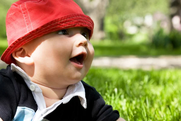 Małe dziecko w trawie — Zdjęcie stockowe