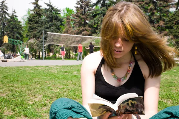 Досить молоді жінки читають книгу Стокове Фото