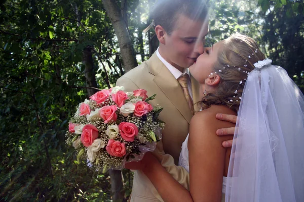 Esküvői csók Jogdíjmentes Stock Képek