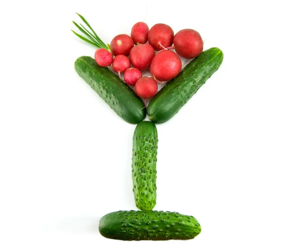 Φρέσκο κόκκινο ραπανάκι σε ένα ποτήρι από ένα cucum — Φωτογραφία Αρχείου