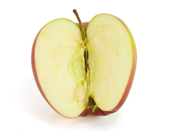 Polovinu červené jablko izolovaných na bílém — Stock fotografie