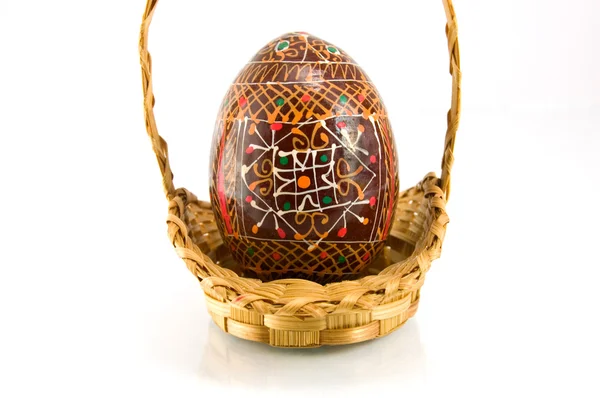 Velikonoční vejce v košíku na bílém pozadí — Stock fotografie