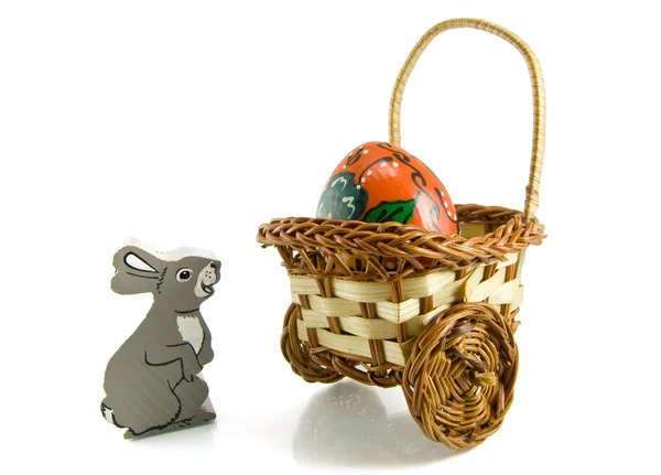 Tavşan sepet wh Paskalya yumurta ile yakın: — Stok fotoğraf