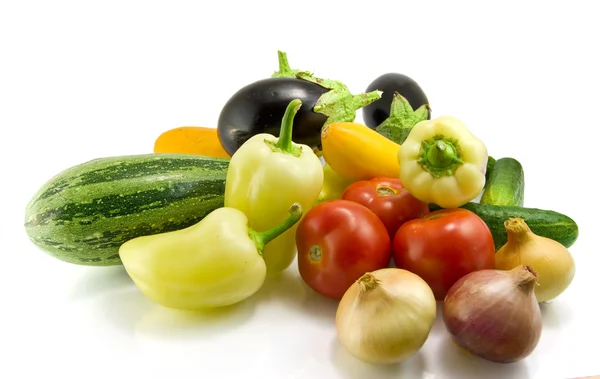 白い背景の上に新鮮な野菜 — ストック写真