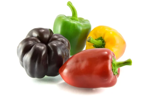 Rode, groene en paarse paprika — Stockfoto