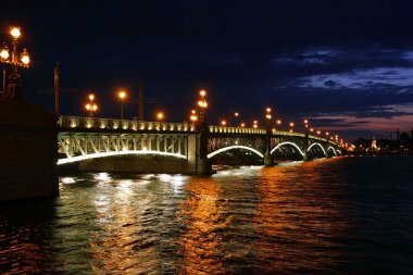 Geceleyin köprü