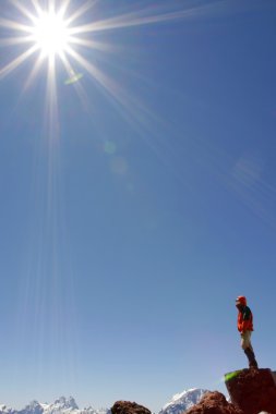 el hombre feliz en las montañas